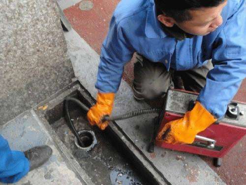 龙湖镇疏通下水道